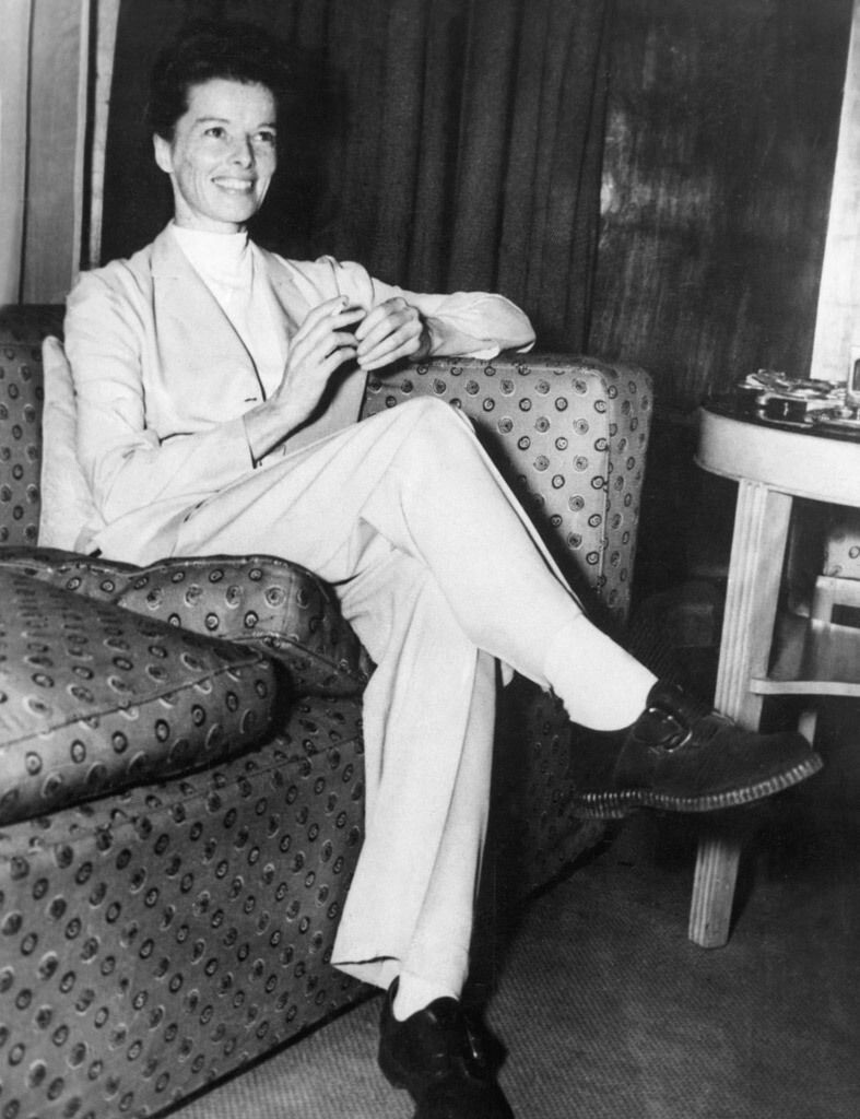 12. Студия RKO Pictures запрещала актрисе Кэтрин Хепбёрн носить брюки. Тогда, в 50-е, это считалось спорным предметом одежды для женщин