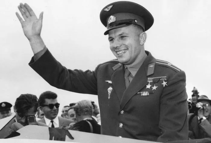 За что сослуживцы избили Юрия Гагарина до потери сознания и как их наказали, когда поймали За что сослуживцы избили Юрия Гагарина до потери сознания и как их наказали, когда поймали