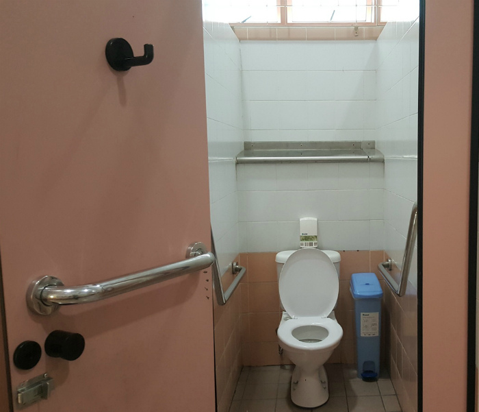 Штраф тем, кто не смывает за собой в Сингапуре. | Фото: Пикабу. Штраф тем, кто не смывает за собой в Сингапуре. | Фото: Пикабу.