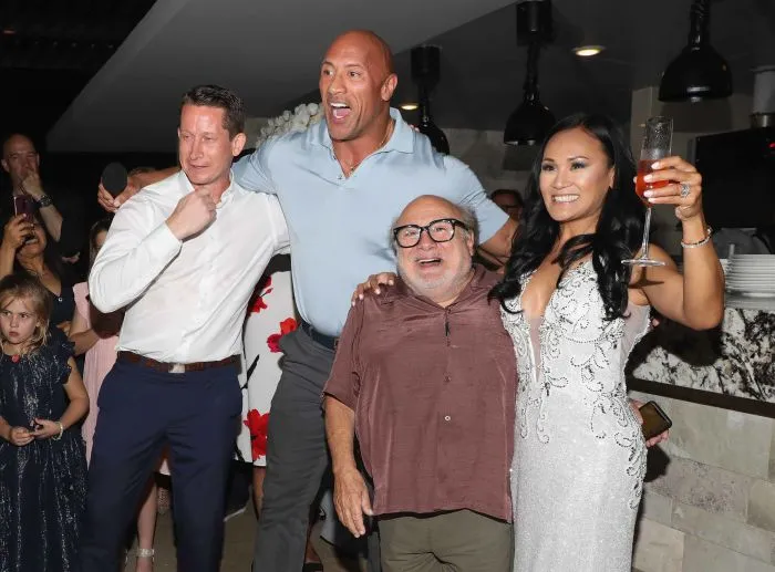 30 случаев, когда знаменитости случайно «ворвались» на чужие свадьбы 30 случаев, когда знаменитости случайно «ворвались» на чужие свадьбы