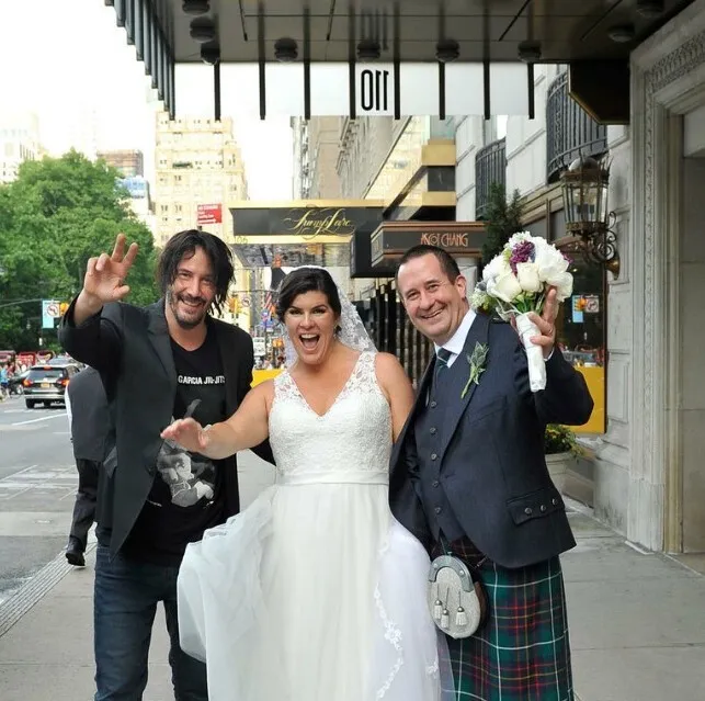 30 случаев, когда знаменитости случайно «ворвались» на чужие свадьбы 30 случаев, когда знаменитости случайно «ворвались» на чужие свадьбы