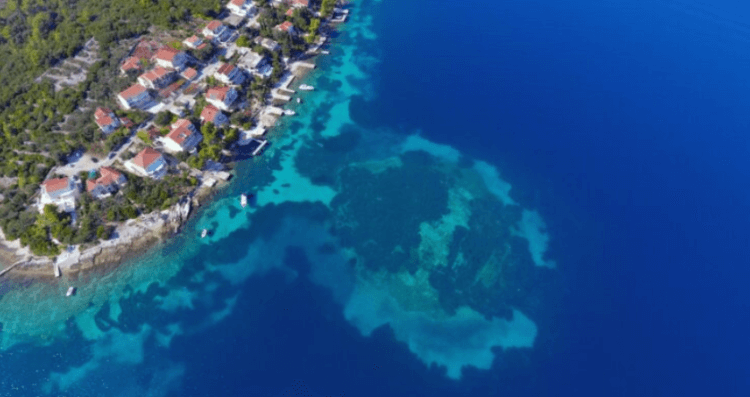 Древнее затопленное поселение. Побережье острова Корчула, где обнаружено затопленное древнее поселение и дорога. Древнее затопленное поселение. Побережье острова Корчула, где обнаружено затопленное древнее поселение и дорога. Фото.