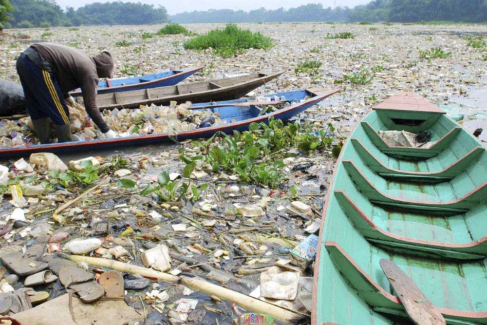 Bigpicture.ru Как выглядит Читарум - самая грязная река планеты100608113807