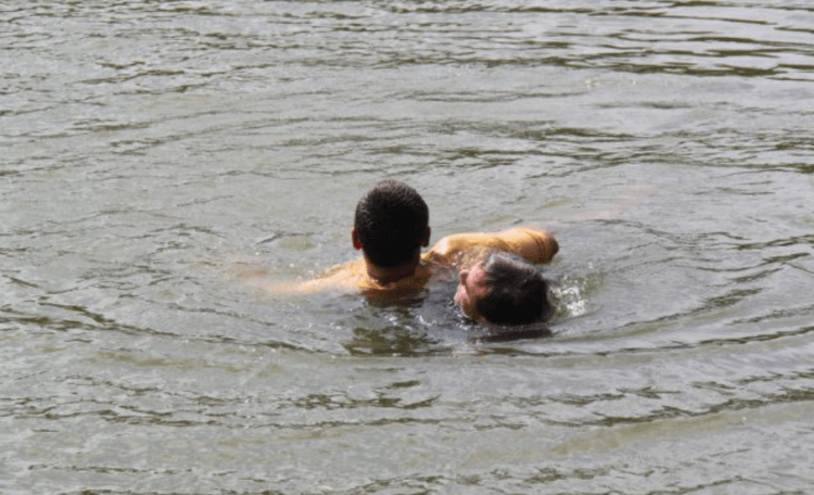 Почему опасно купаться в холодной воде. В воде может произойти холодовый шок. Фото.