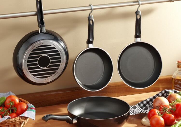 Старая посуда с антипригарным покрытием. Тефлоновая посуда смертельно опасна — это доказано наукой. Старая посуда с антипригарным покрытием. Тефлоновая посуда смертельно опасна — это доказано наукой. Фото.