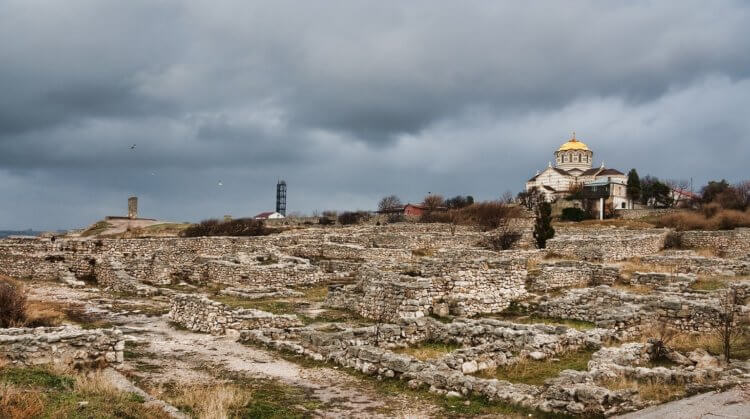 Раскопки древнего города Херсонес. Развалины некогда крупного торгового города Херсонес. Источник: Википедия. Фото.