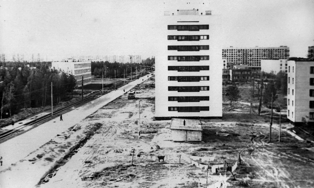Новые дома на улице Лётчика Пилютова. Снято из дома номер 48 корпус 1 в сторону дома номер 46 корпус 1.