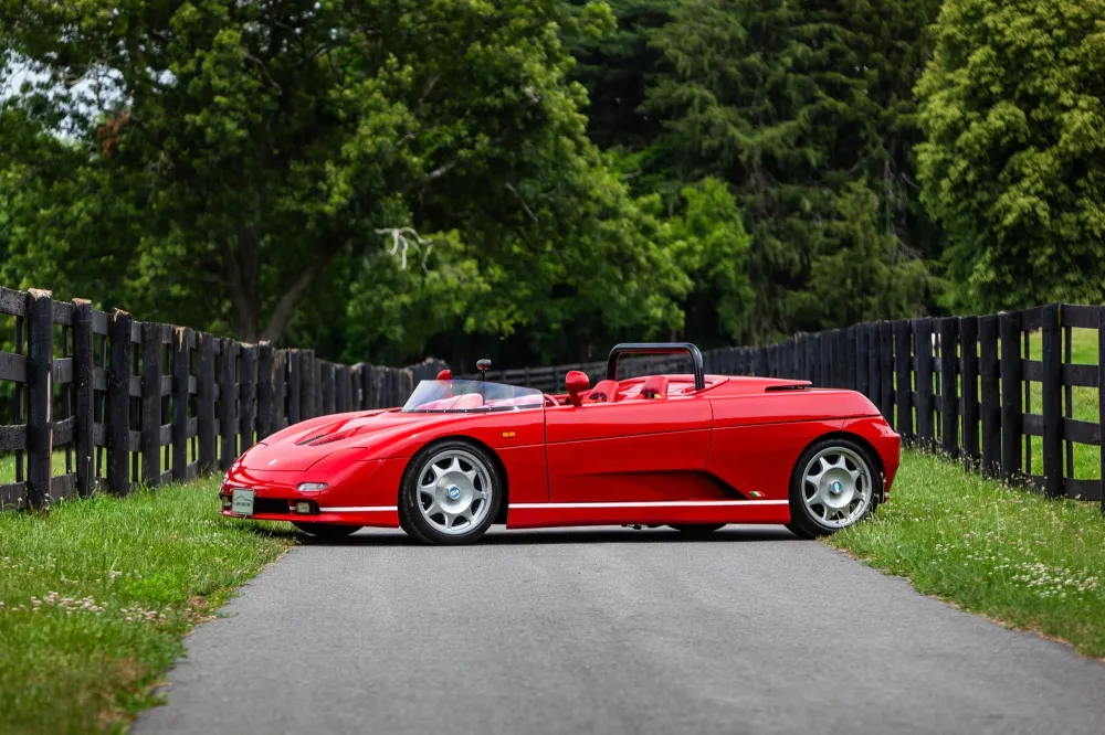 Красивый спорткар De Tomaso Guara 1996 выставили на аукцион