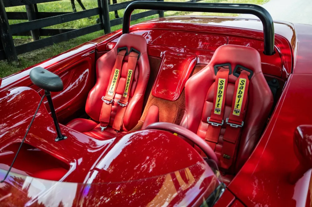 Красивый спорткар De Tomaso Guara 1996 выставили на аукцион