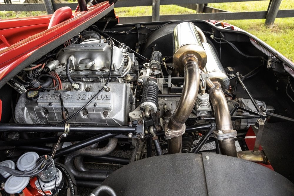 Красивый спорткар De Tomaso Guara 1996 выставили на аукцион