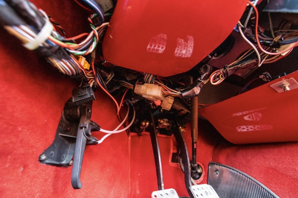 Красивый спорткар De Tomaso Guara 1996 выставили на аукцион