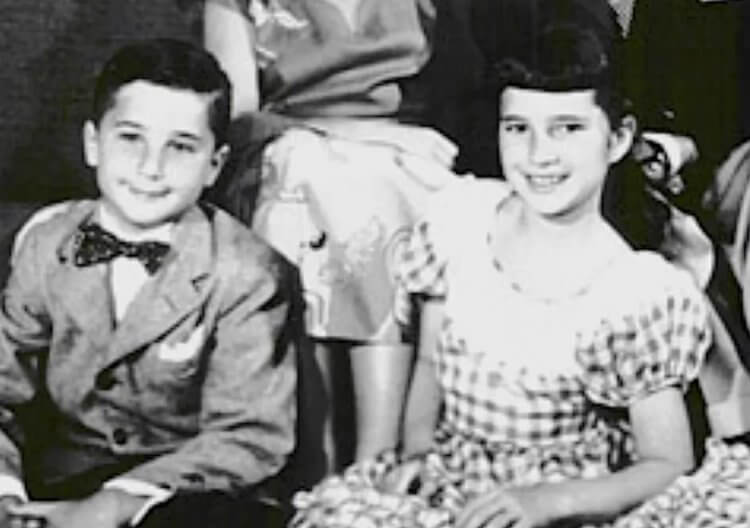 Какая компания производит куклу Барби. Кен и Барбара Хэндлеры, в честь которых были названы куклы. Фото.