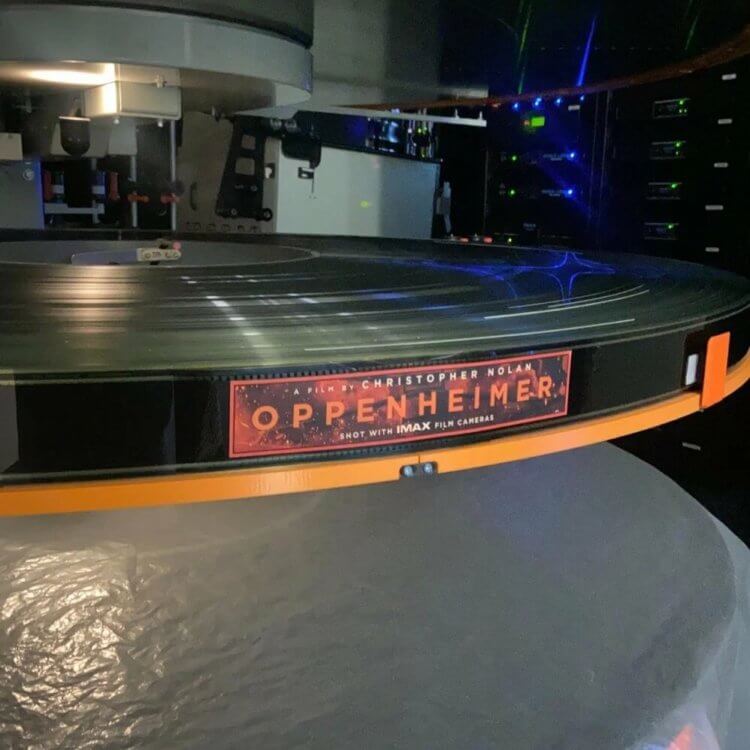 Продолжительность фильма «Оппенгеймер» — 3 часа. Пленка с фильмом «Оппенгеймер». Фото.
