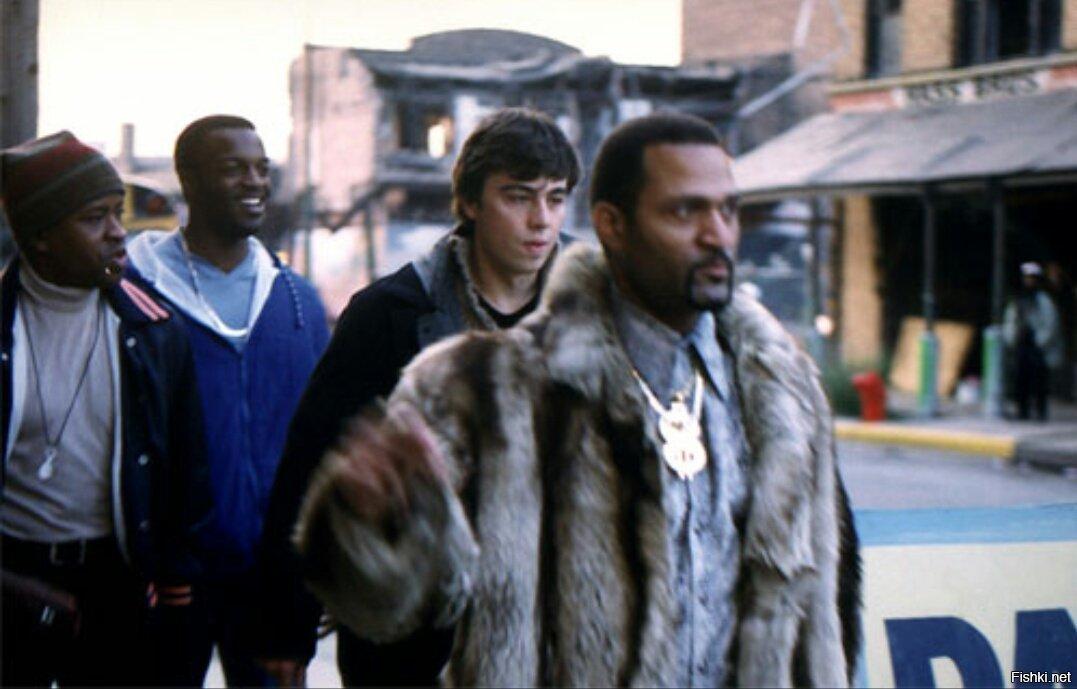 Все улыбаются, спрашивают как дела