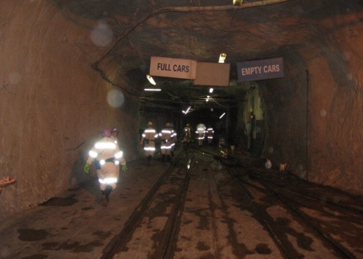 Высокая температура в шахтах. Шахтерам приходится работать в очень жарких условиях. Фото.