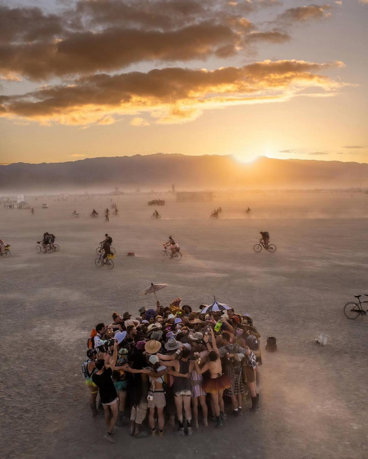 Участники прибывают на Burning Man после того, как урагану Хилари не удалось смыть ежегодный фестиваль