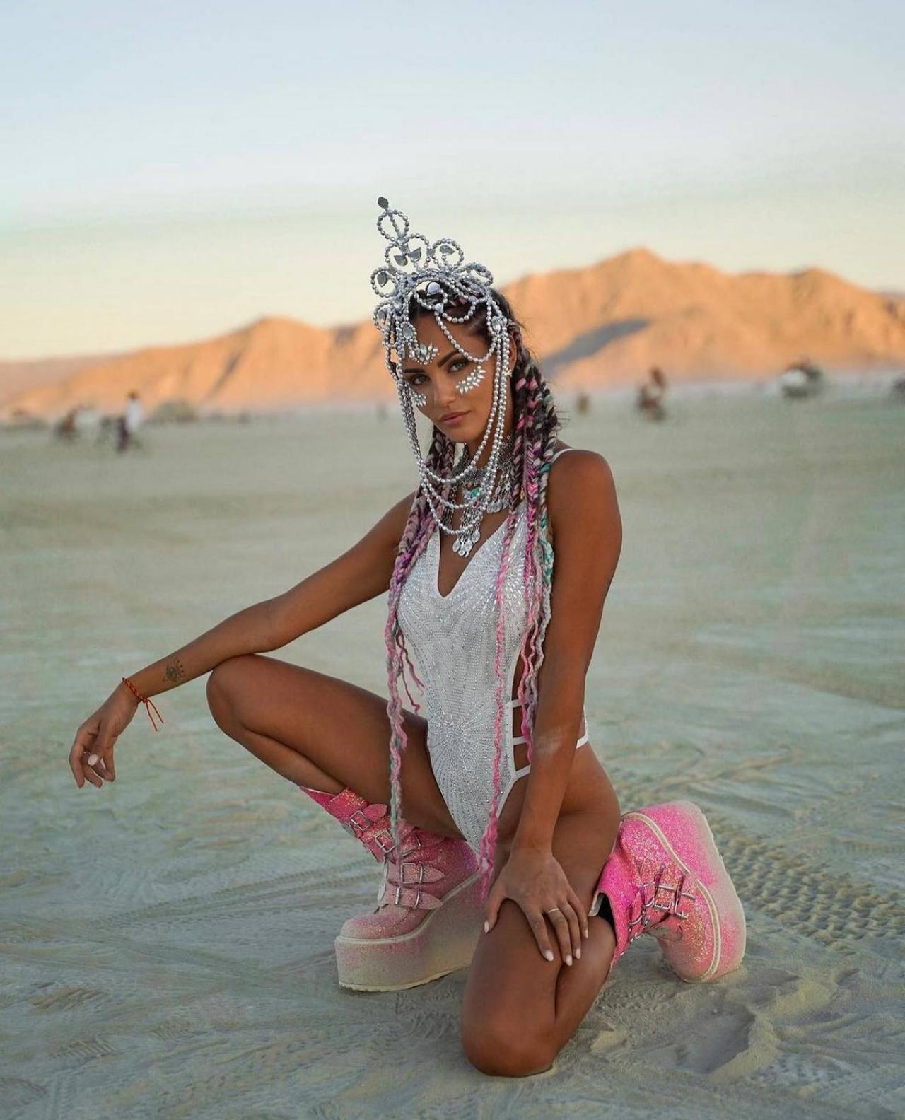 Участники прибывают на Burning Man после того, как урагану Хилари не удалось смыть ежегодный фестиваль