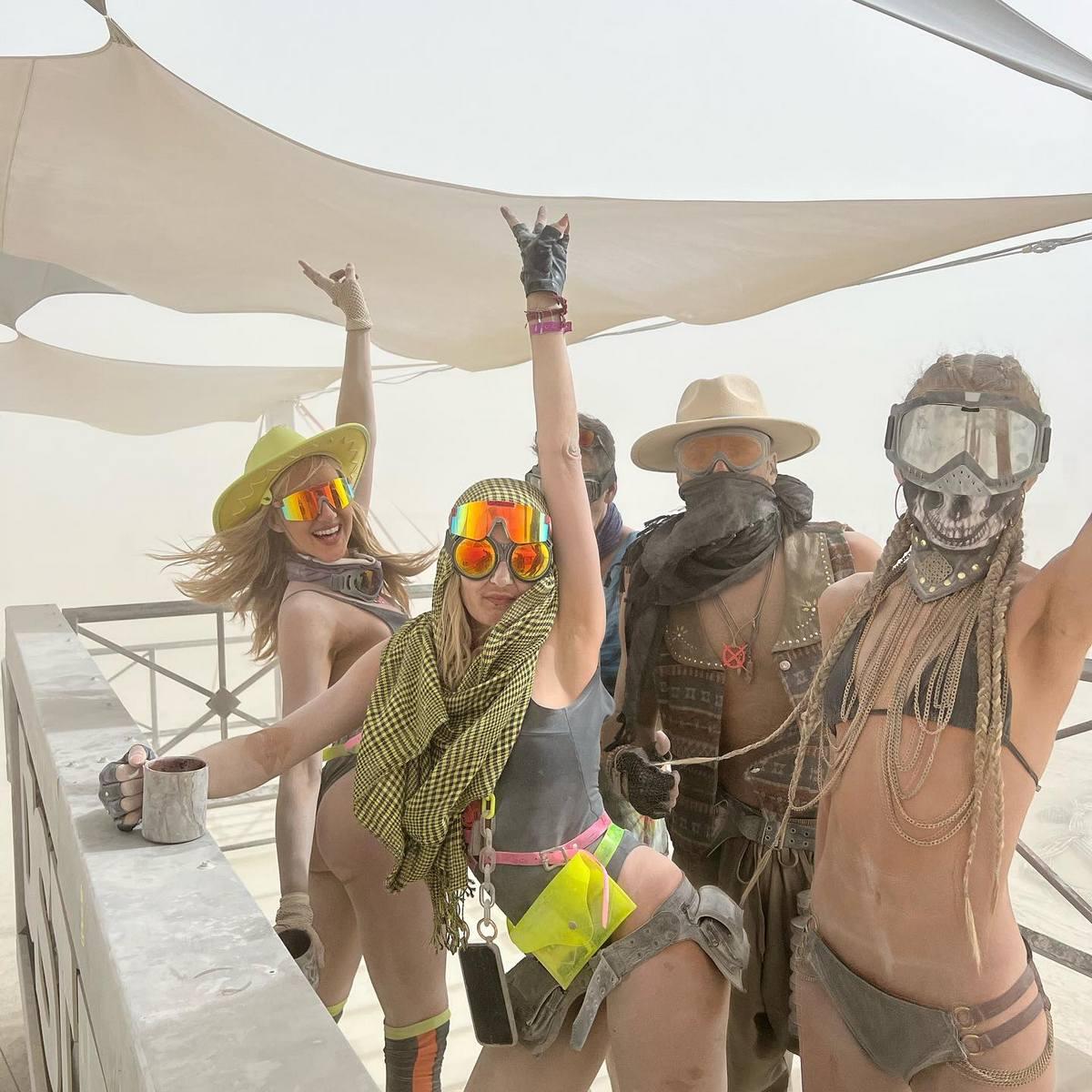 Участники прибывают на Burning Man после того, как урагану Хилари не удалось смыть ежегодный фестиваль