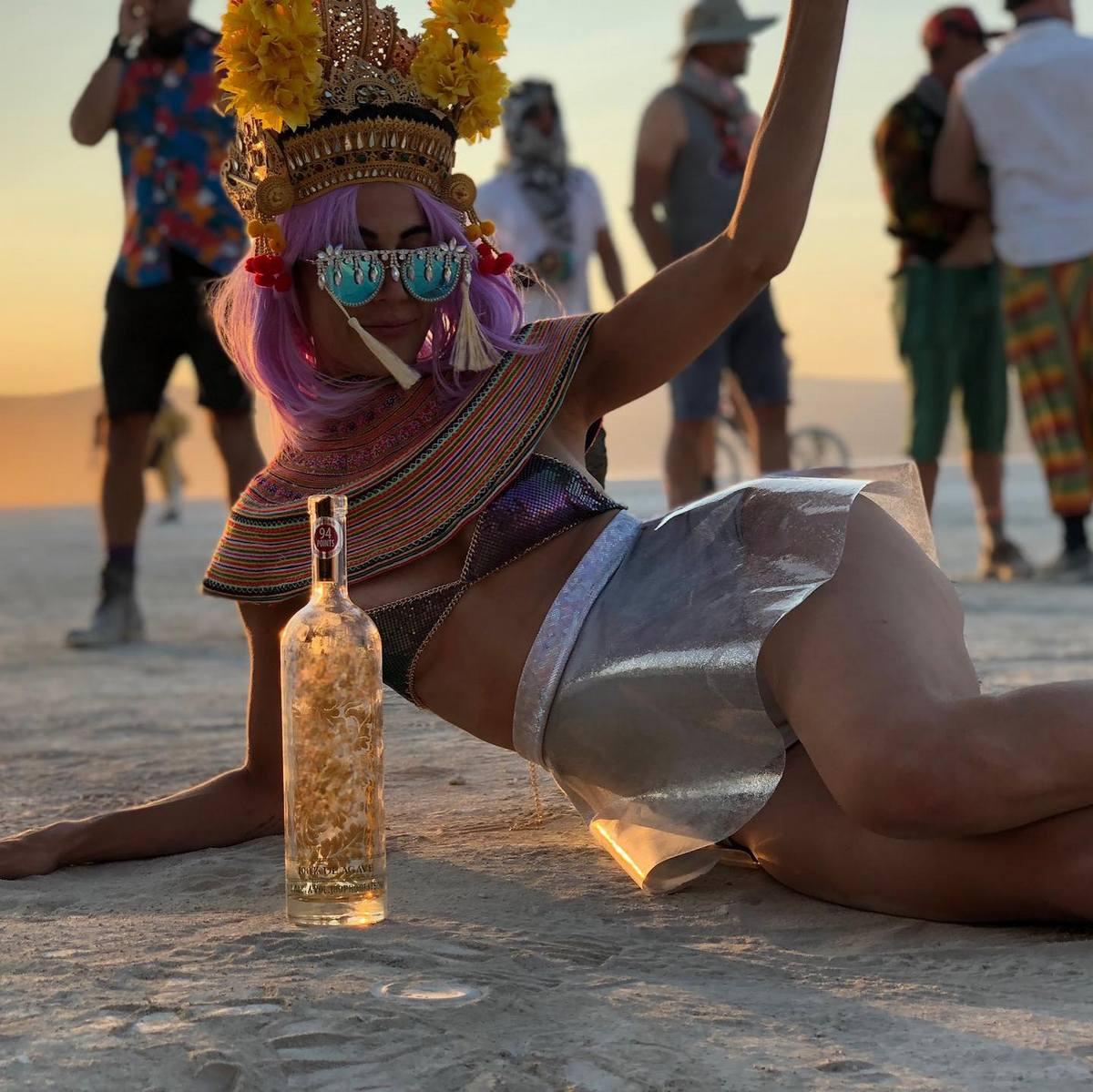 Участники прибывают на Burning Man после того, как урагану Хилари не удалось смыть ежегодный фестиваль