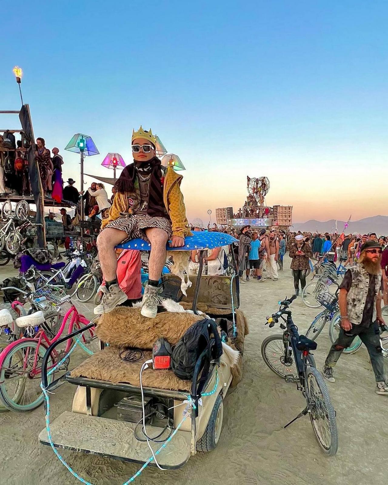Участники прибывают на Burning Man после того, как урагану Хилари не удалось смыть ежегодный фестиваль