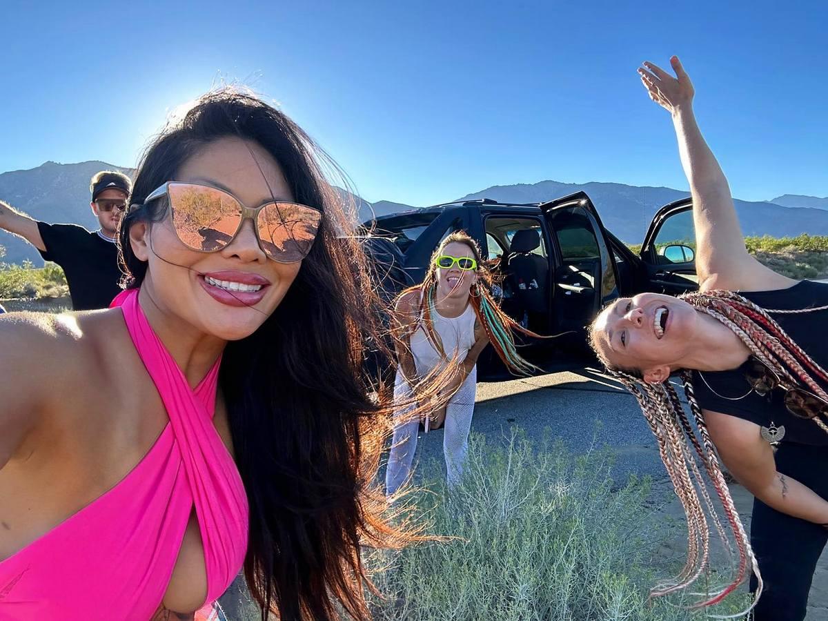 Участники прибывают на Burning Man после того, как урагану Хилари не удалось смыть ежегодный фестиваль