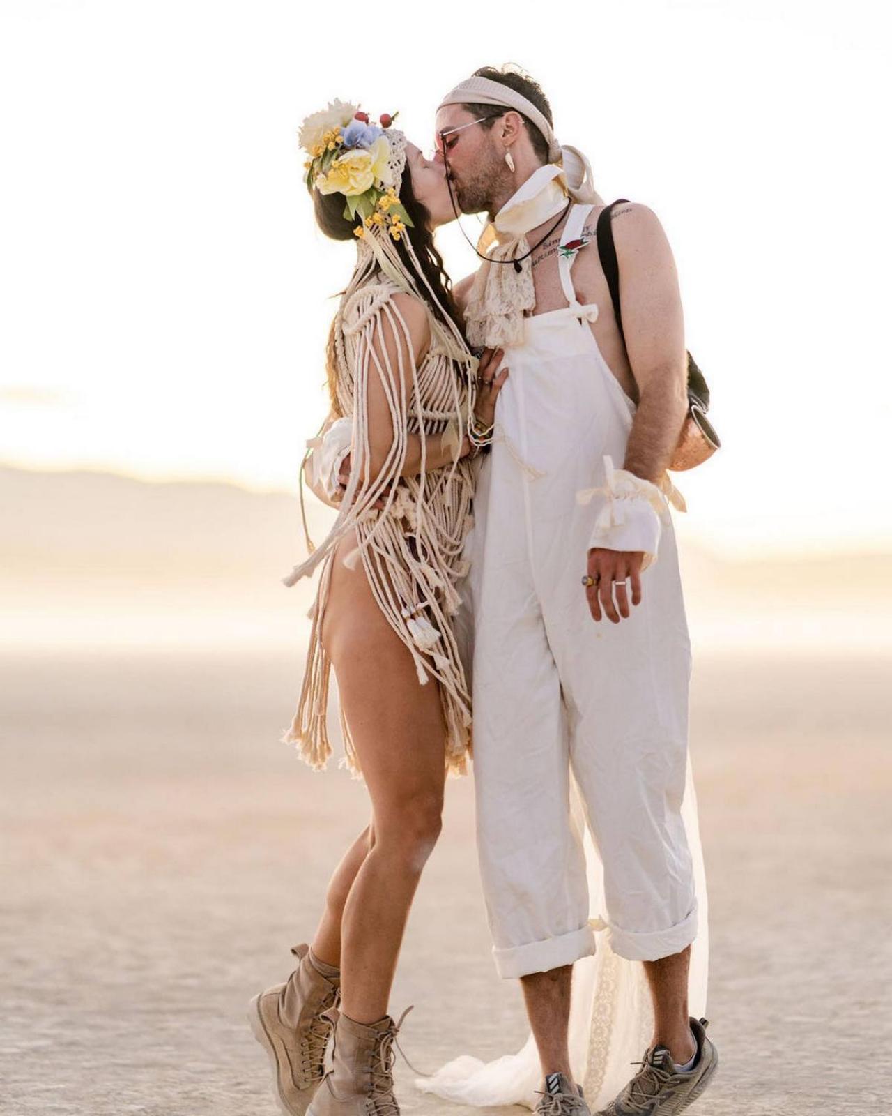 Участники прибывают на Burning Man после того, как урагану Хилари не удалось смыть ежегодный фестиваль