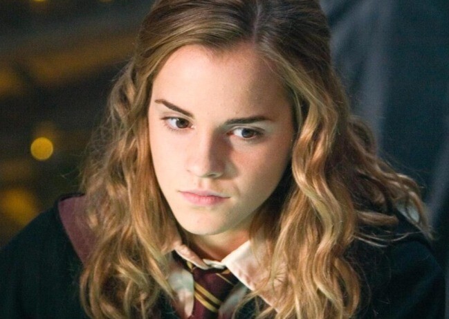 18. Во время съёмок первого &quot;Гарри Поттера&quot;, Эмма Уотсон часто проговаривала реплики других актёров вместе с ними. Эта особенность раздражала режиссёра, и из-за этого пришлось переснимать много дублей