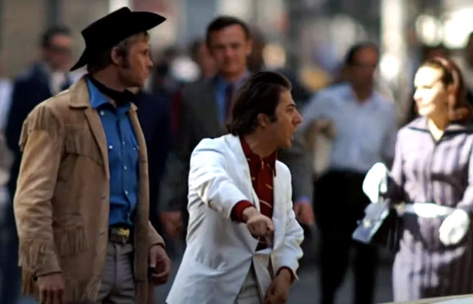 11. В одной известных сцен фильма &quot;Полуночный ковбой&quot; Дастина Хоффмана чуть не сбивает такси, и он выкрикивает культовую фразу: &quot;Я здесь иду!&quot; Это случилось незапланированно, но сцену оставили в фильме