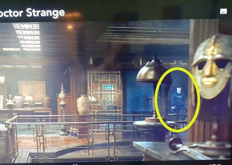 14. В одной из сцен &quot;Доктор Стрэндж&quot; видно члена съёмочной группы