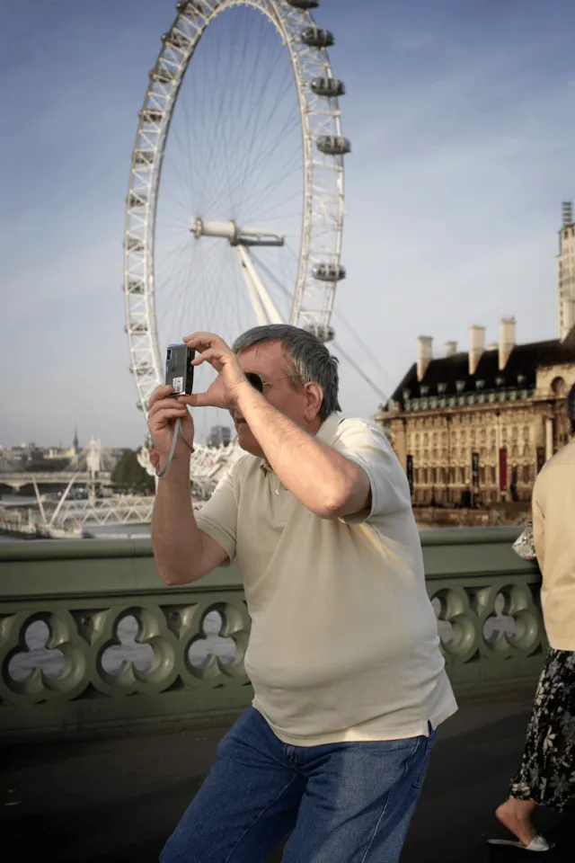 Фотограф из Великобритании, который снимает любителей снимать на камеру все вокруг