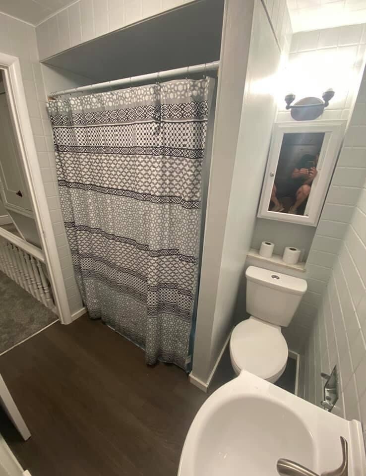 17. Парень не сидит в этом маленьком шкафчике 17. Парень не сидит в этом маленьком шкафчике