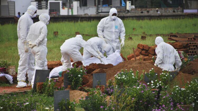 Вирус Нипах: симпмтомы. Во время прошлых вспышек также сообщалось о случаях передачи Нипах от человека к человеку, особенно среди семей инфицированных людей и лиц, осуществляющих уход за ними. Фото.