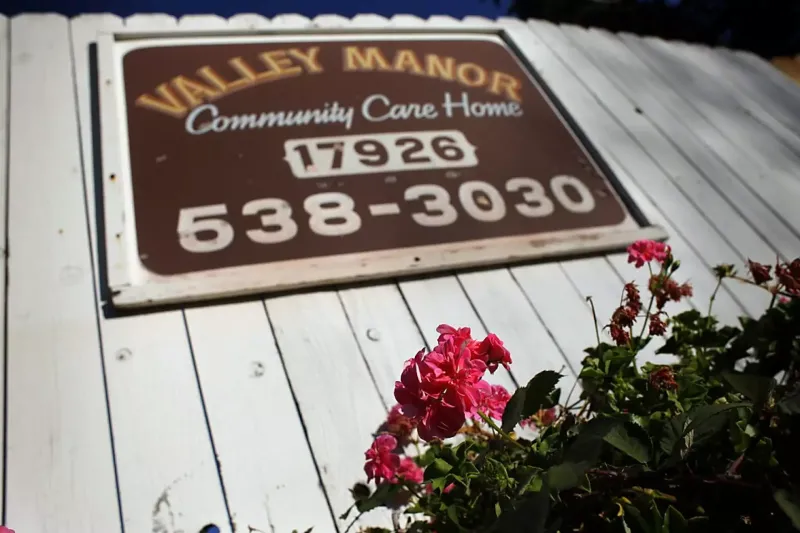 Настоящие герои не носят плащи: история уборщика и повара дома престарелых Настоящие герои не носят плащи: история уборщика и повара дома престарелых