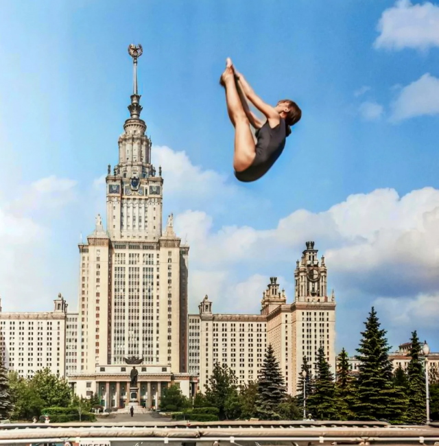 Прыжок на батуте перед зданием МГУ. Москва, 1972 год.