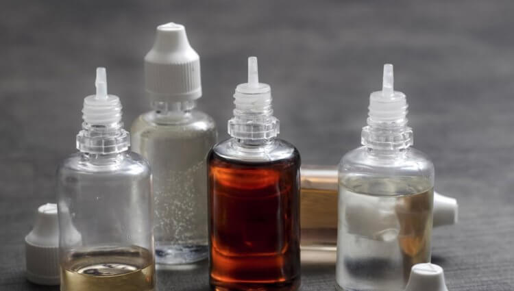 Опасный состав вейпа. Жидкости для вейпа содержат пропиленгликоль, растительный глицерин, ароматизаторы и часто никотин, но их состав не всегда строго регулируется, что может вызывать вопросы о безопасности. Источник изображения: dzen.ru. Фото.