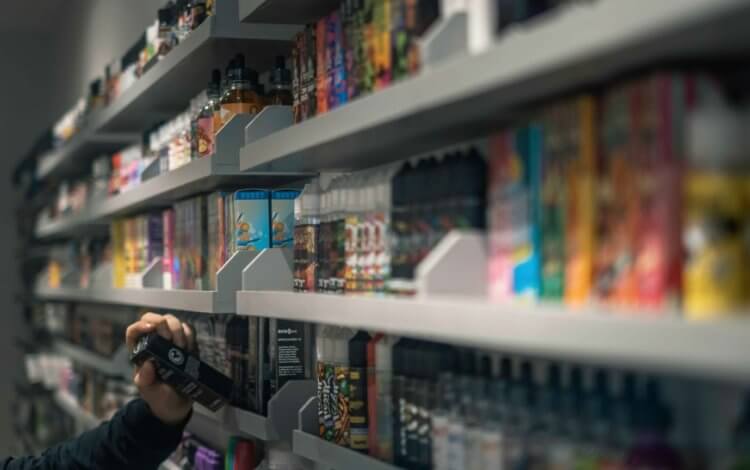 Запрет электронных сигарет — за и против. В некоторых странах, таких как Индия и Таиланд, вейпы полностью запрещены. Источник изображения: dzen.ru. Фото.