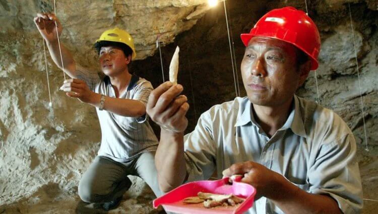 Пещеры Чжоукоудянь. Ученые в одной из пещер Чжоукоудянь. Источник изображения: Live Science. Фото.