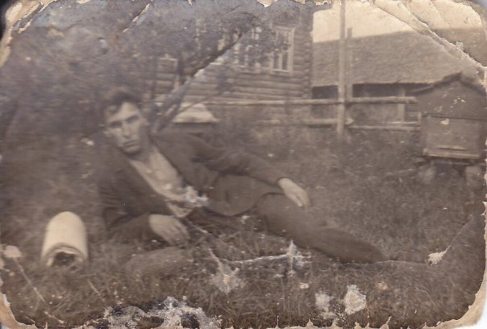 Ленинградская обл., Тосненский р-н, дер. Апраксин Бор ул. Апраксинская Дата съемки: 1935 год Петр Александрович Липин. Ленинградская обл., Тосненский р-н, дер. Апраксин Бор ул. Апраксинская Дата съемки: 1935 год Петр Александрович Липин.