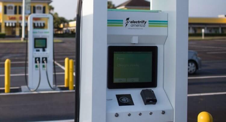 Как работает быстрая зарядка электрокара. Станция быстрой зарядки Electrify America. Источник изображения: carscoops.com. Как работает быстрая зарядка электрокара. Станция быстрой зарядки Electrify America. Источник изображения: carscoops.com. Фото.