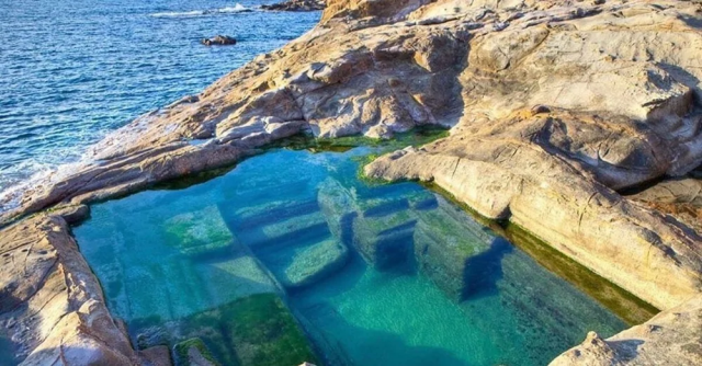 Древнеримский бассейн на берегу моря