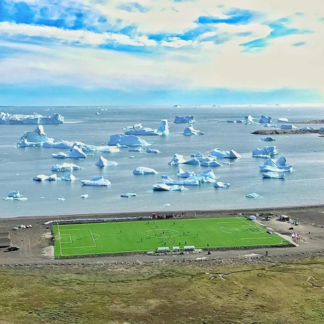Вероятно, самое живописное футбольное поле в мире, Гренландия