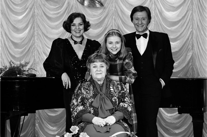 Семья Андрея Миронова - Мария Миронова (мама), Лариса Голубкина (жена), Андрей Миронов и его родная дочь Маша.