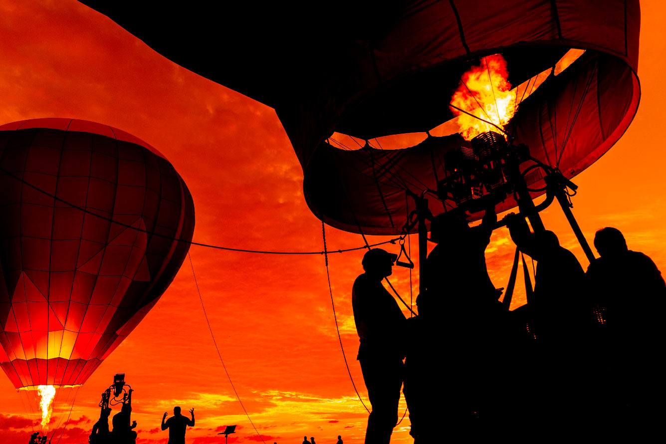 На большом воздушном шаре