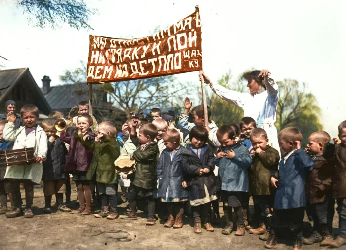 Тяжёлые будни раннего СССР: 20 раскрашенных фотографий