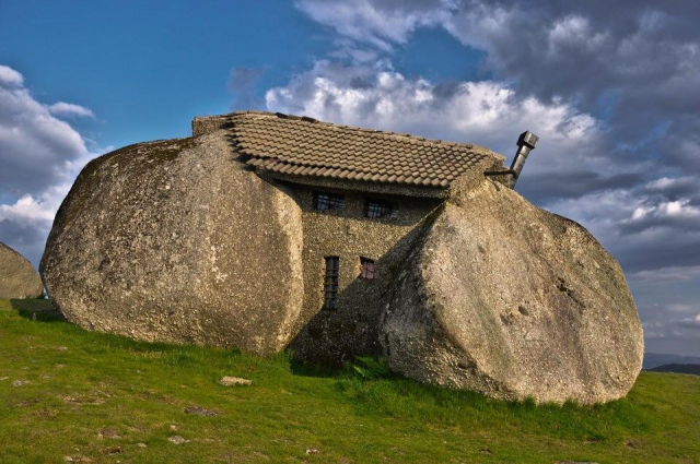 Casa do Penedo — дом, построенный между валунов, Португалия