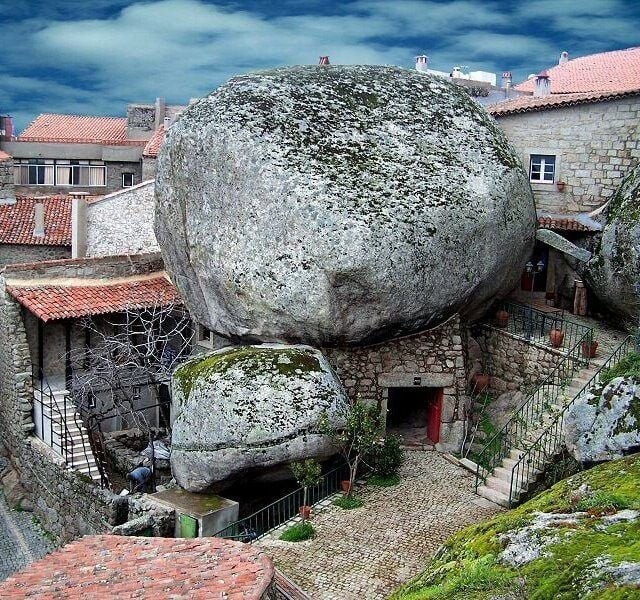 7. Дом, построенный под большим валуном, Португалия