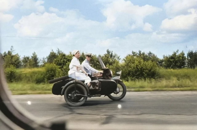 Милиционер и женщина-врач. СССР, 1956 год.