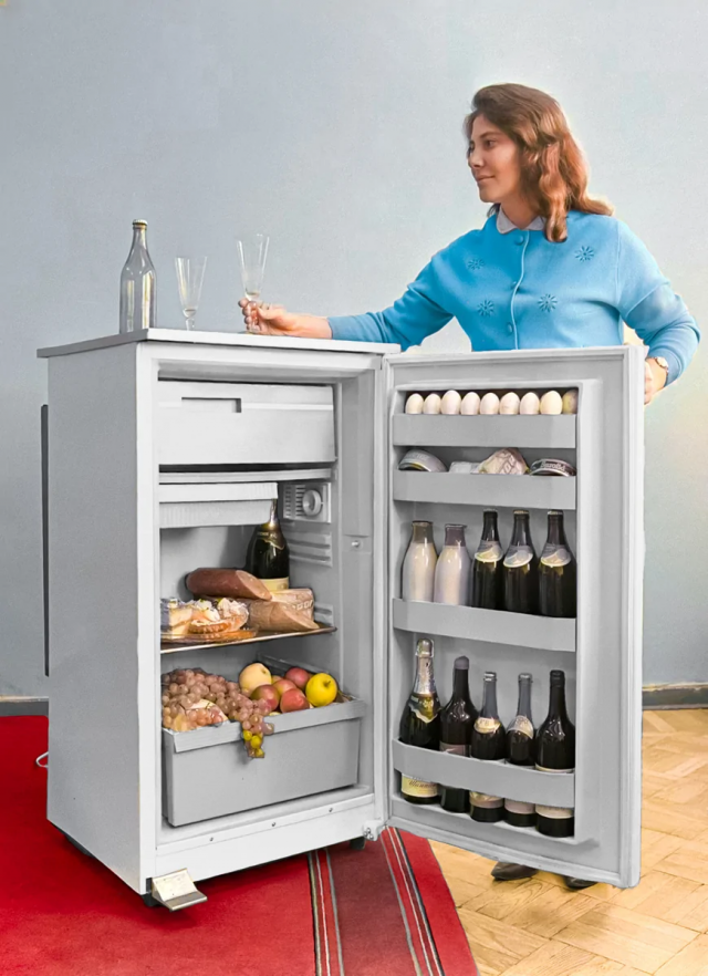 Рекламное фото холодильника Кишиневского завода. СССР, 1970 год.