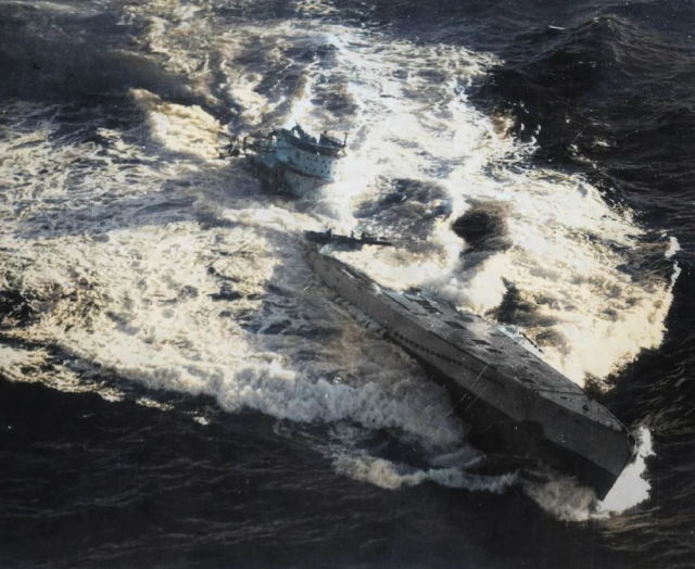 Последние мгновения перед затоплением немецкой подводной лодки U-185 после удара глубинными бомбами американских самолетов. Атлантика, Вторая мировая война, 24 августа 1943 года. Последние мгновения перед затоплением немецкой подводной лодки U-185 после удара глубинными бомбами американских самолетов. Атлантика, Вторая мировая война, 24 августа 1943 года.