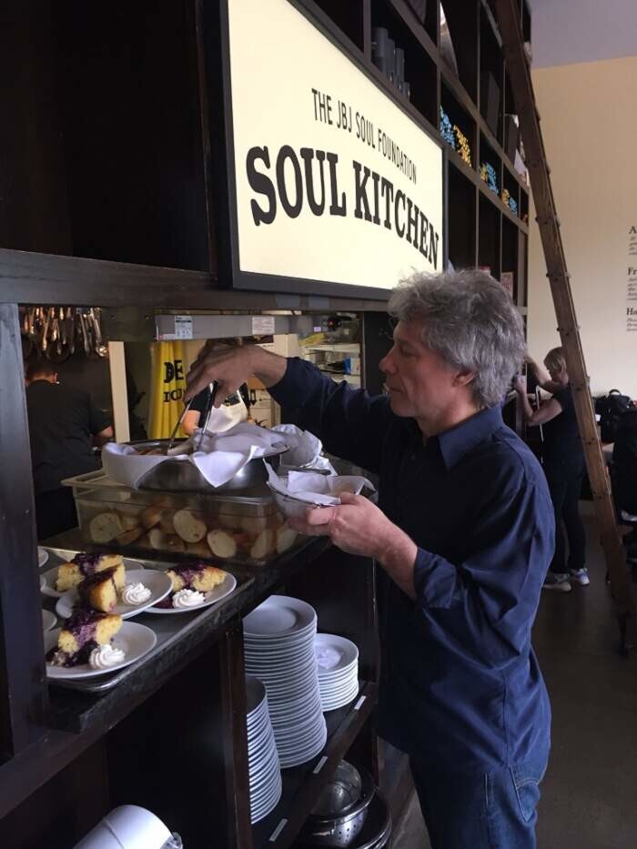 5. Джон Бон Джови открыл два ресторана, где бездомные могут бесплатно питаться 5. Джон Бон Джови открыл два ресторана, где бездомные могут бесплатно питаться